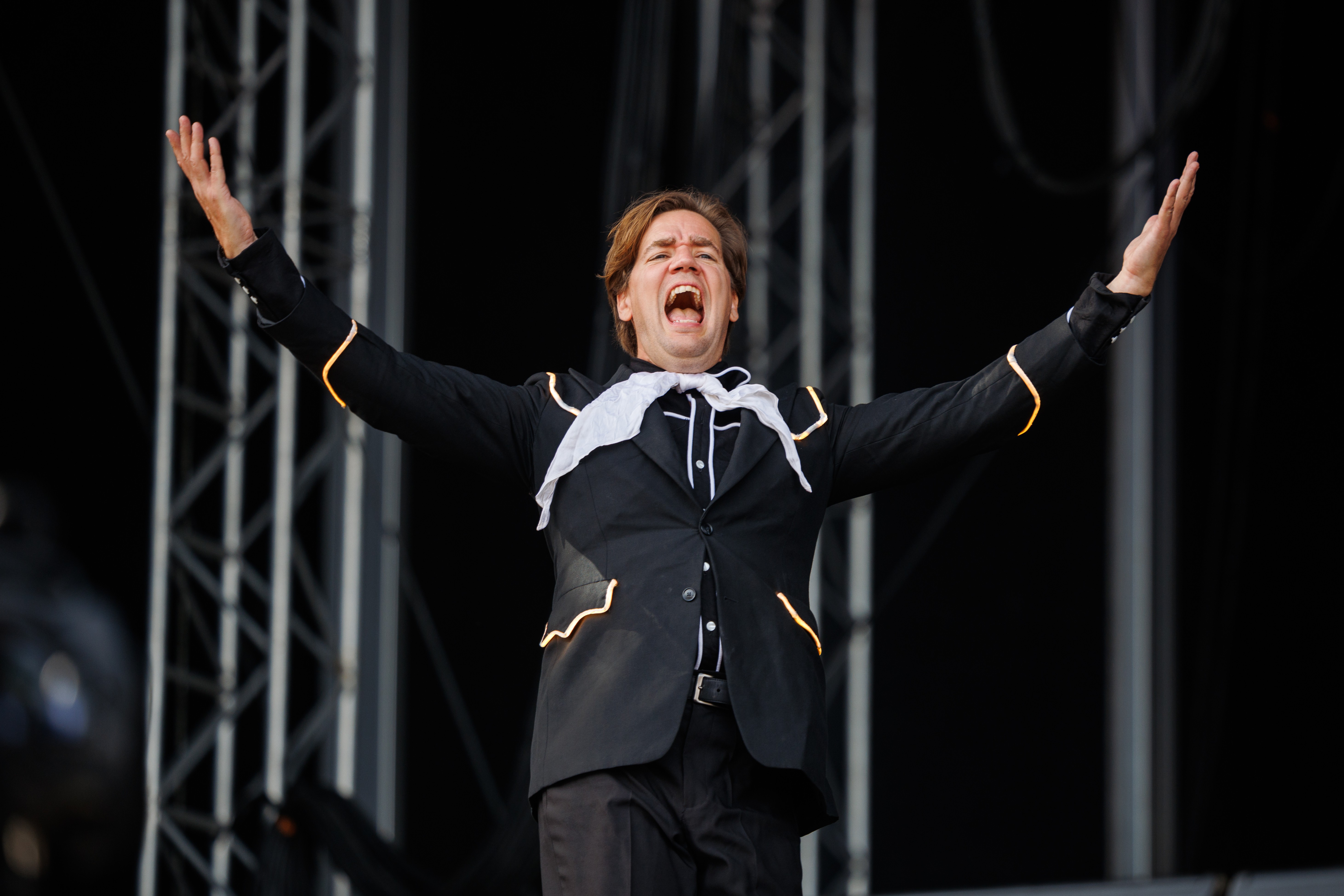 Vocalista do The Hives usa português como estratégia para animar Rock In Rio