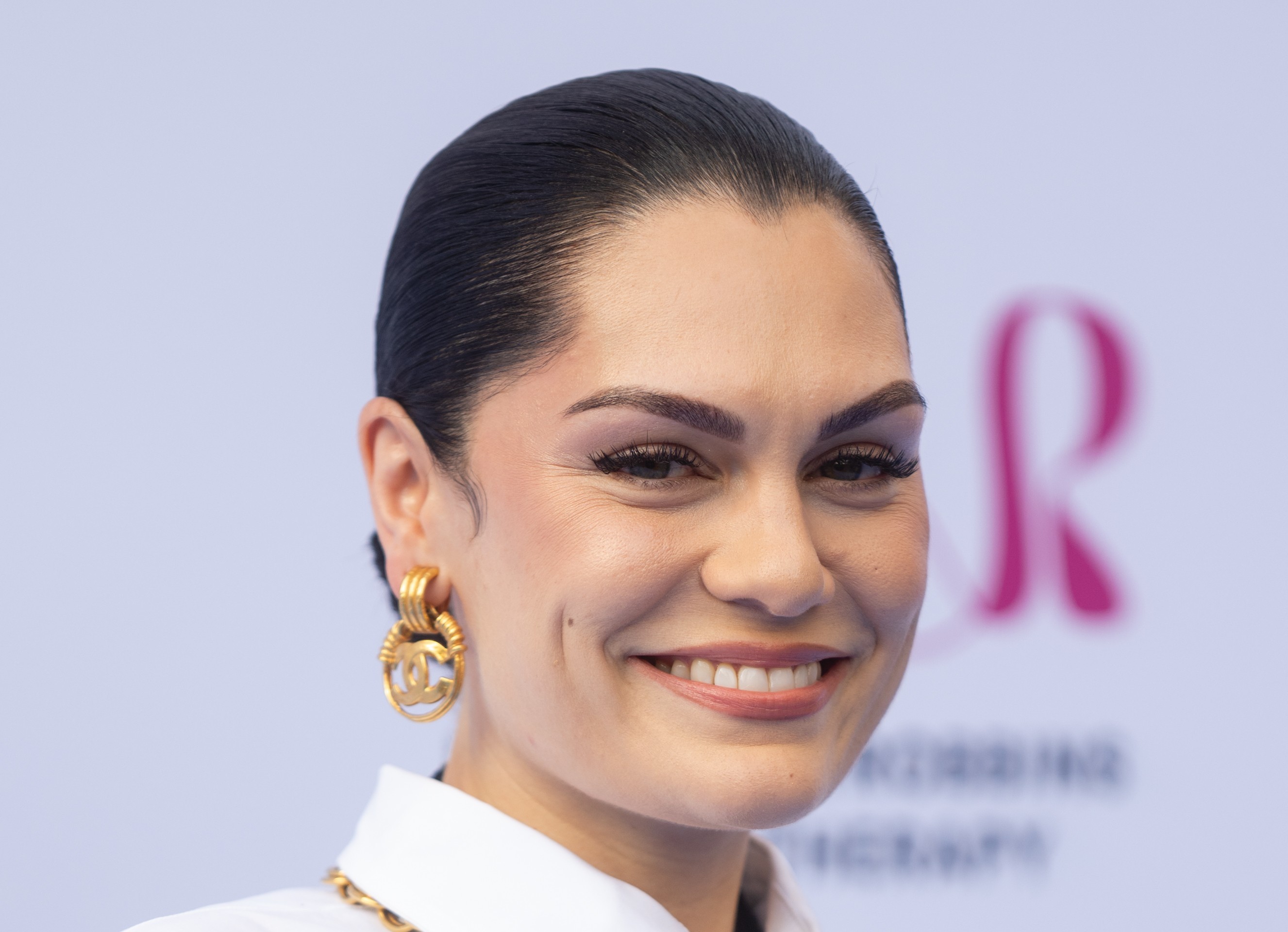 Jessie J passará por nova cirurgia após câncer de mama e toma decisão