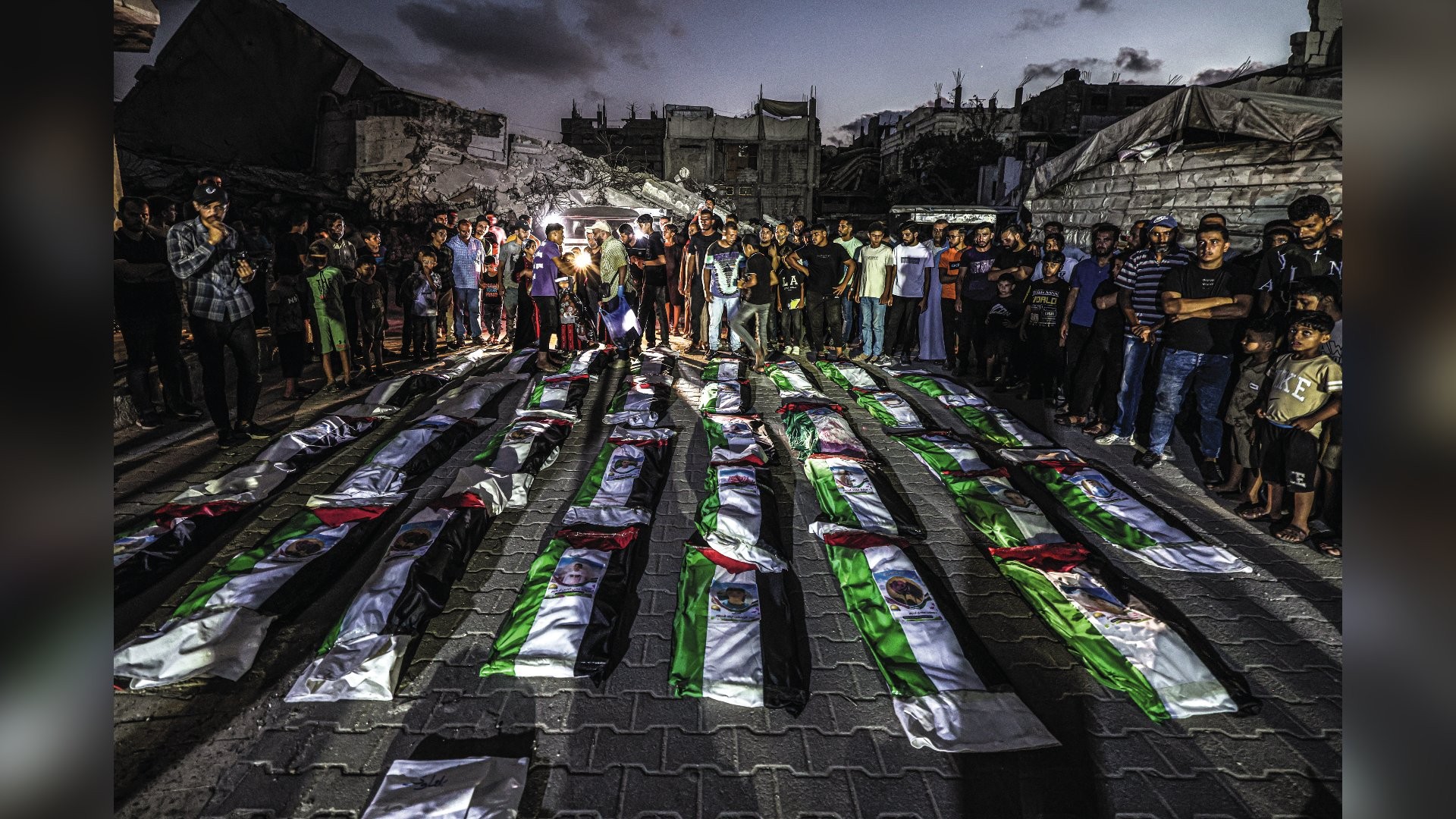 No domingo 6, um sepultamento coletivo de uma centena de moradores, setenta deles crianças e adolescentes, produziu momentos de dor, com pessoas depositando fotos e flores em cima dos caixões enfileirados na Cidade de Gaza.