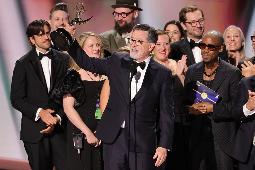 Com talk show cancelado, Stephen Colbert vence Emmy e ignora Trump em discurso