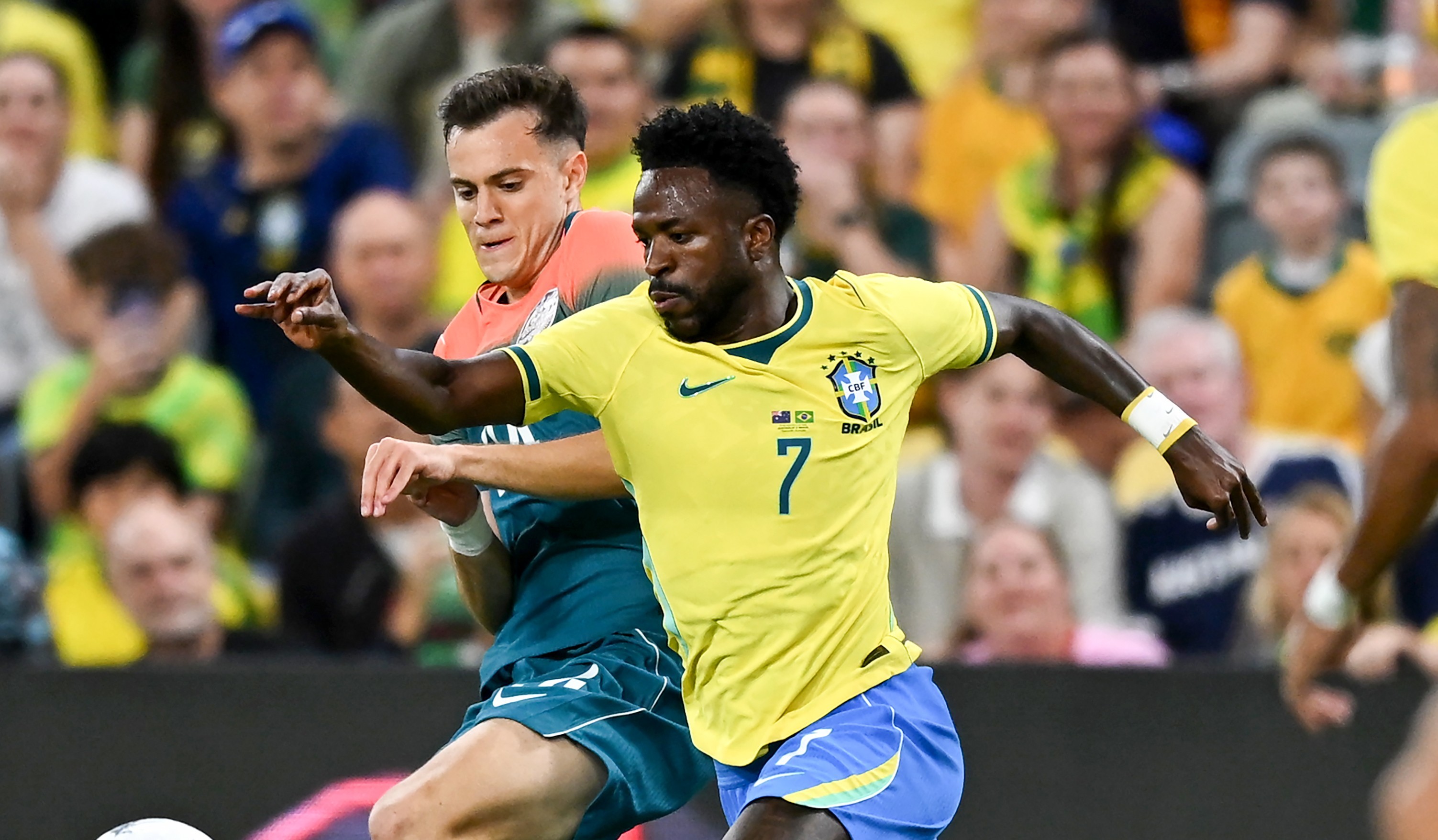 Vini Jr. volta a surpreender com visual renovado; veja antes e depois