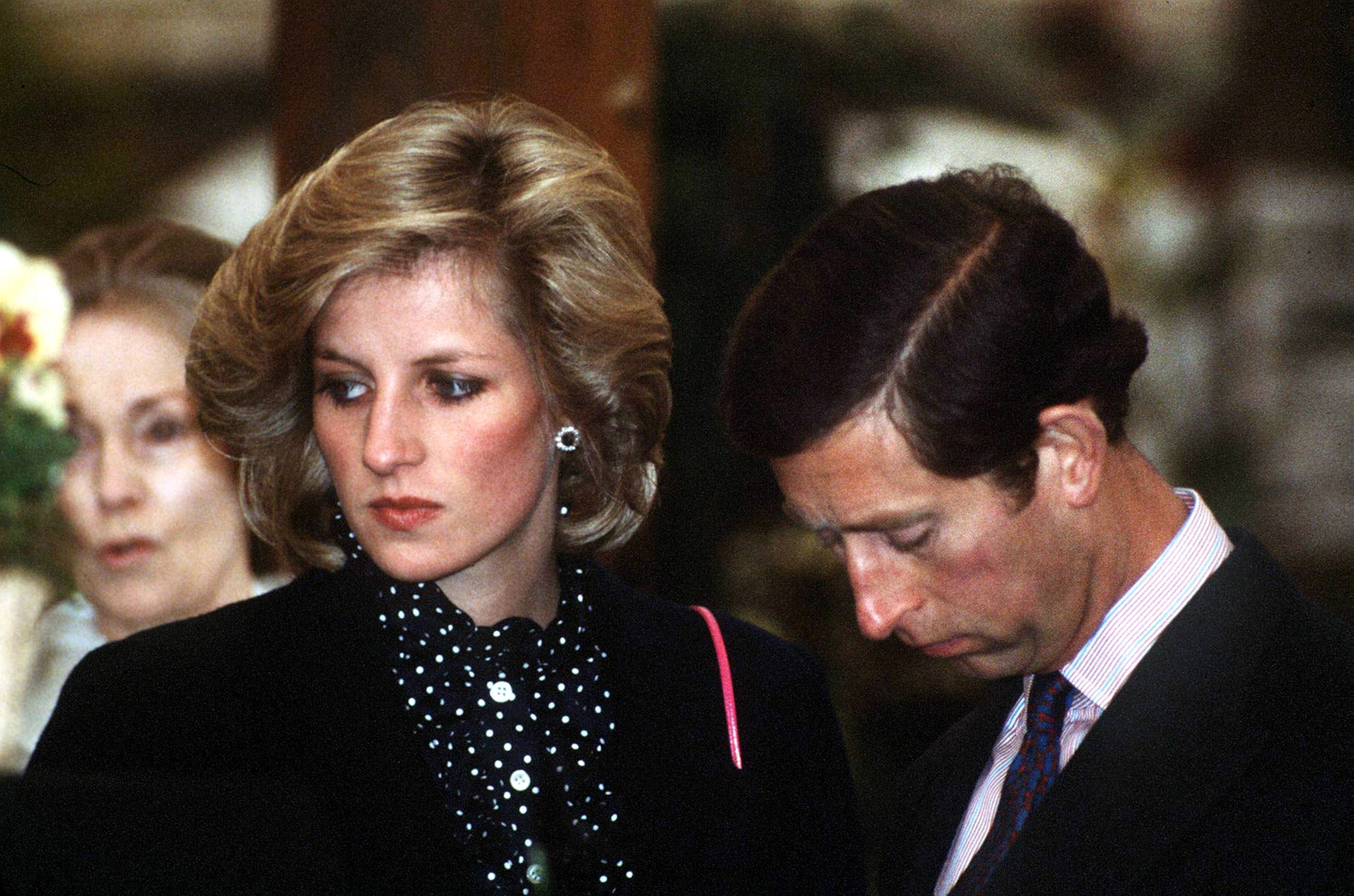 O fantasma de Diana: Charles ainda pena à sombra da mulher rejeitada