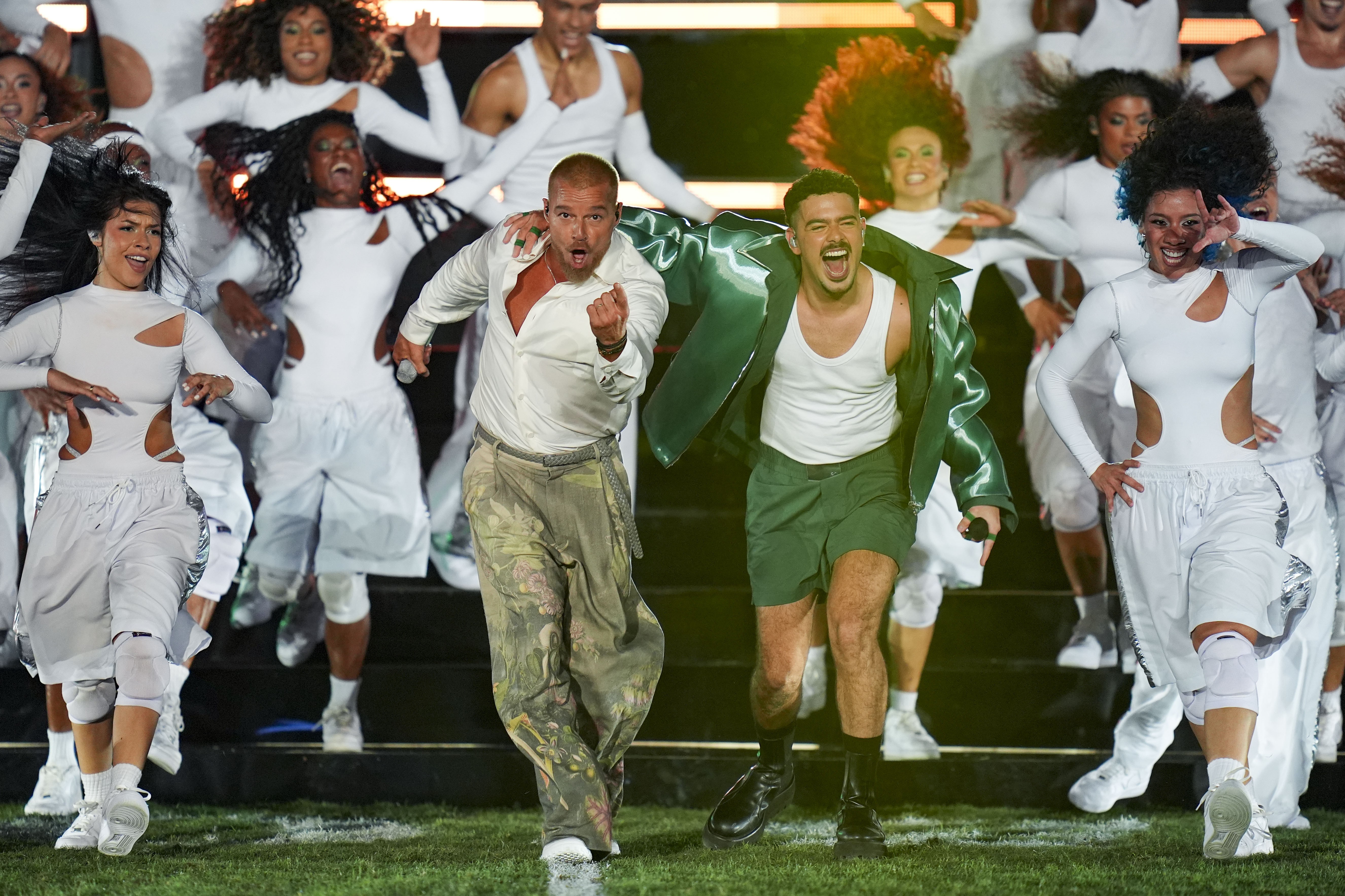 Ricky Martin e Pedro Sampaio agitam bairro do Rio durante gravação de clipe