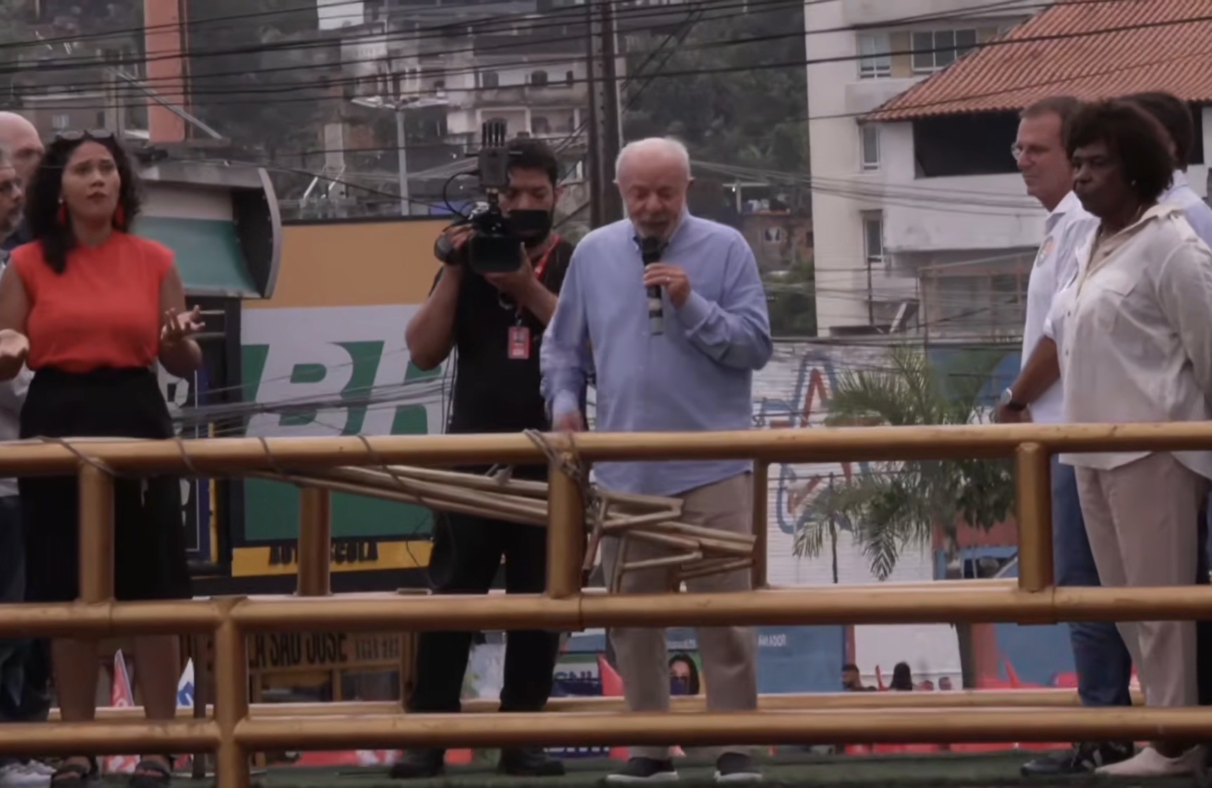 Depois de evento com artistas, Lula faz ato em território inimigo no Rio