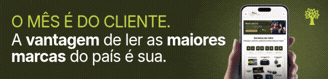 PAYWALL-CTA-328-x-79-px Mão segurando um smartphone com aplicativo de notícias exibindo manchetes e produtos, ao lado do texto O MÊS É DO CLIENTE. A vantagem de ler as maiores marcas do país é sua em fundo verde-escuro, com um ícone de árvore no canto superior direito