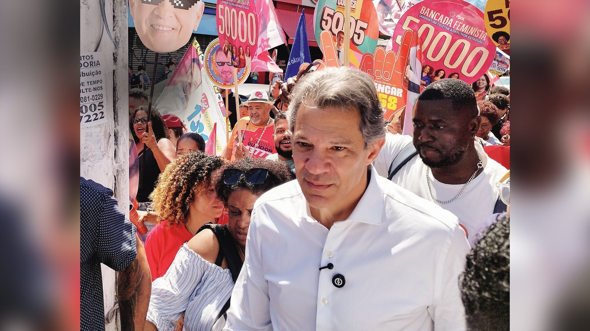 DESAFIO - O ex-ministro em caminhada na capital paulista: 20 pontos atrás de Tarcísio de Freitas, segundo o Datafolha