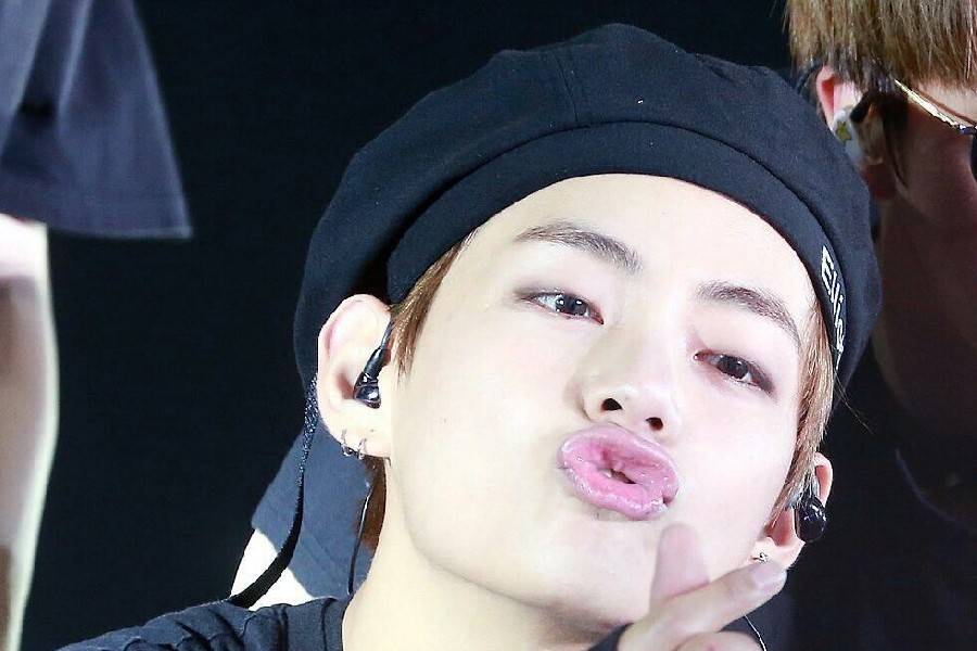 Taehyung, o V do BTS, faz pose fofa durante encontro com fãs; gestos, expressões e mudanças na voz fazem parte do aegyo