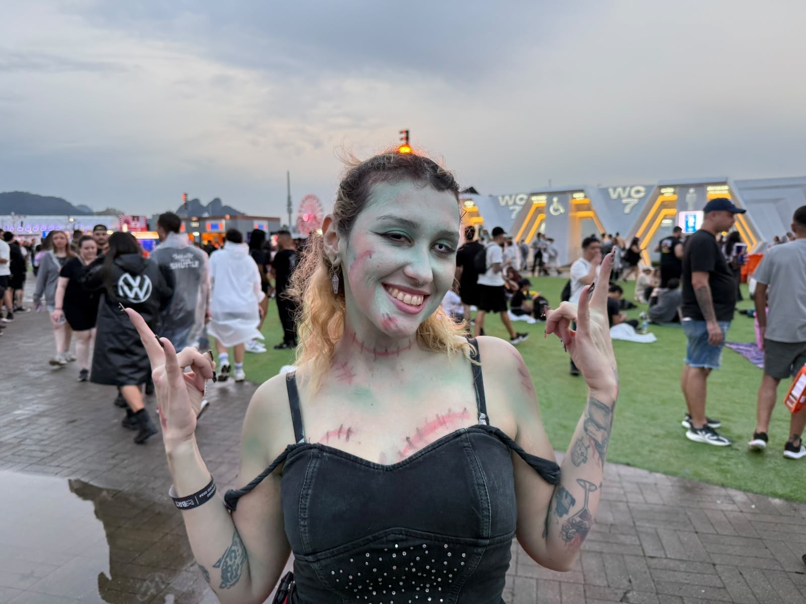 O pretinho básico que domina o look no segundo dia de Rock in Rio