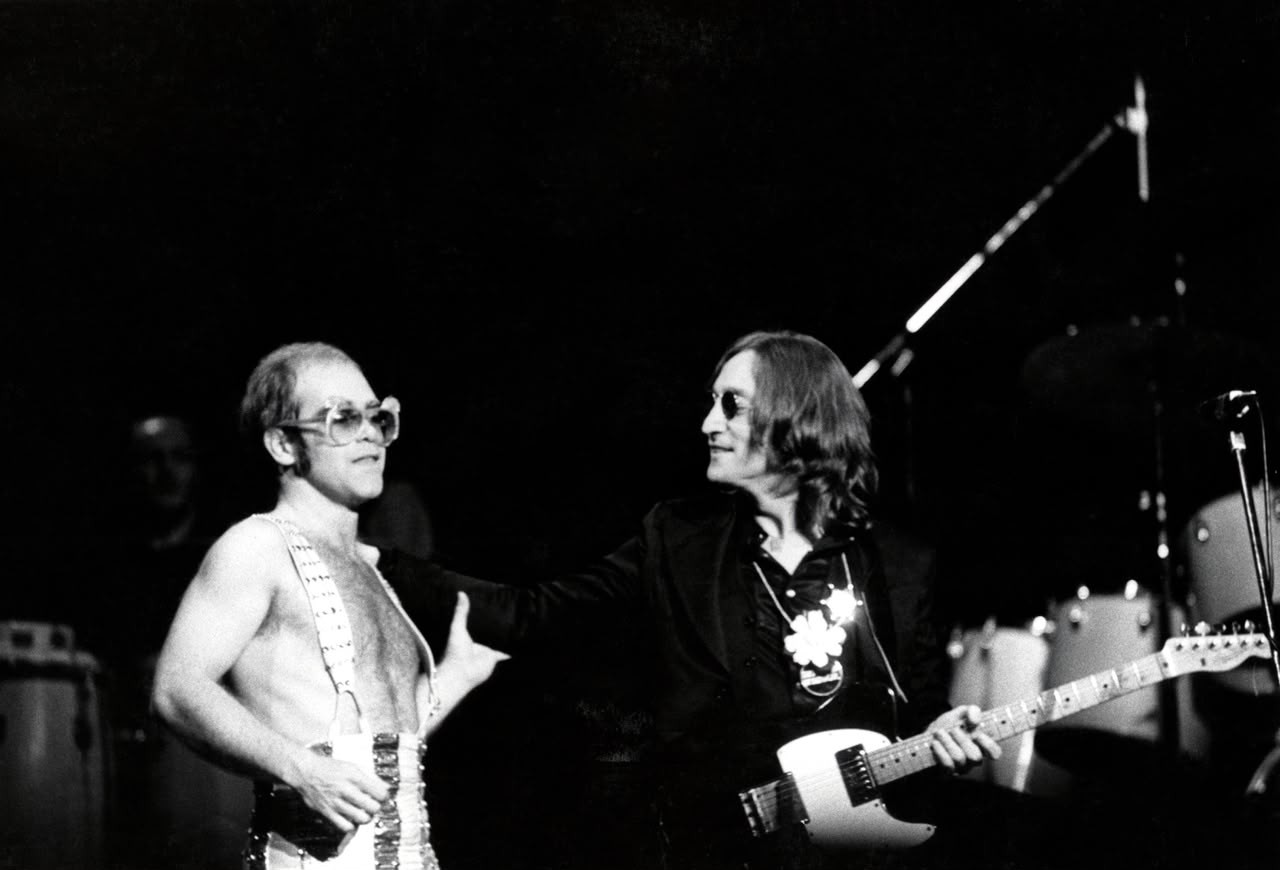 O dia em que Elton John deixou John Lennon de queixo caído