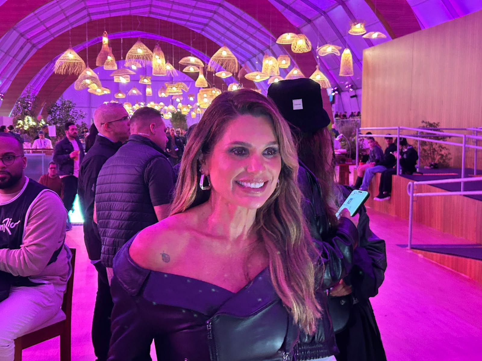 Com Otaviano em casa, Flávia Alessandra ressalta personagem no Rock in Rio: ‘fogosa’
