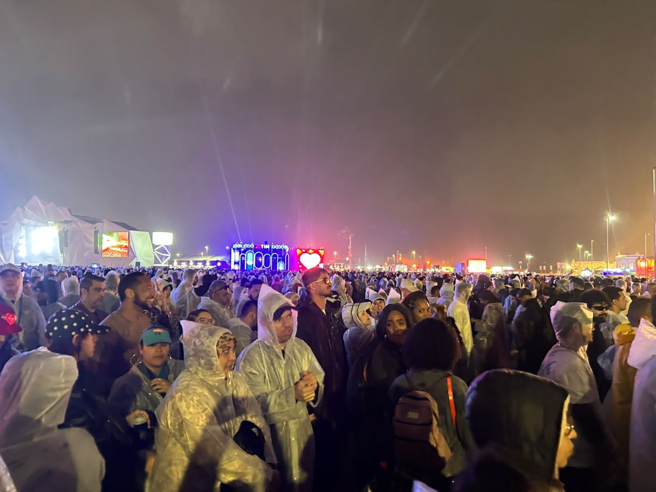 Chuva faz público esquecer celular e vibrar com show como nos velhos tempos do Rock in Rio