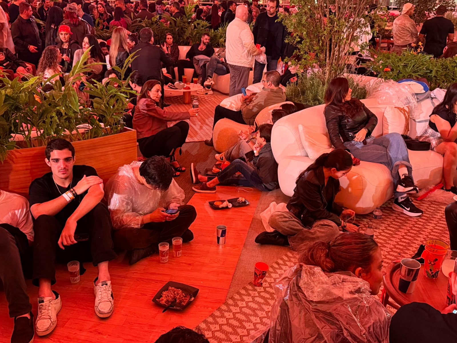 Superlotação VIP no Rock in Rio: pratos de comida no chão e sobremesas reviradas