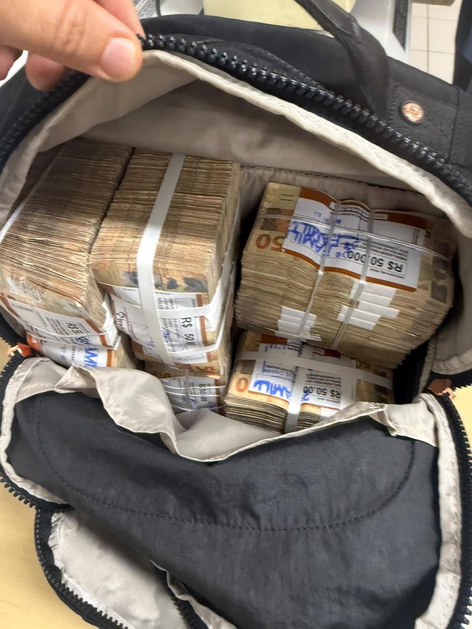 PF encontra 600 mil reais em espécie durante ação contra crime eleitoral no Rio