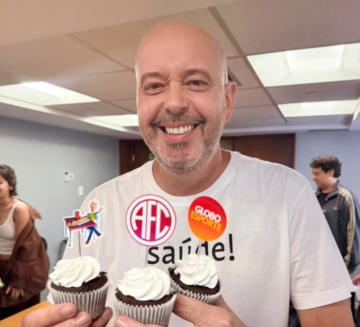 Alex Escobar ganha surpresa da família na volta à Globo após 98 dias