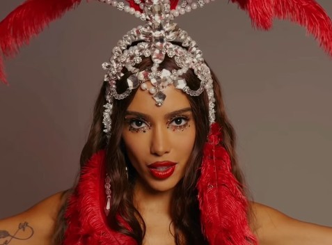 Anitta comete sucessão de erros na chegada ao posto de rainha da Grande Rio