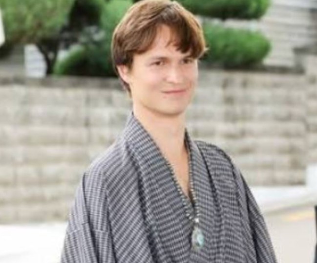 ator-ansel-elgort-yukata