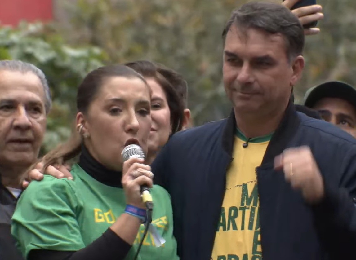 A receita econômica de Milei que Flávio Bolsonaro quer importar para o Brasil