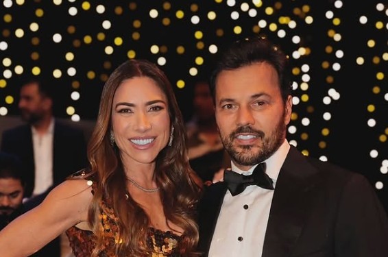 Após rumor de crise no casamento, Patricia Abravanel viaja sem o marido e é vista sem aliança