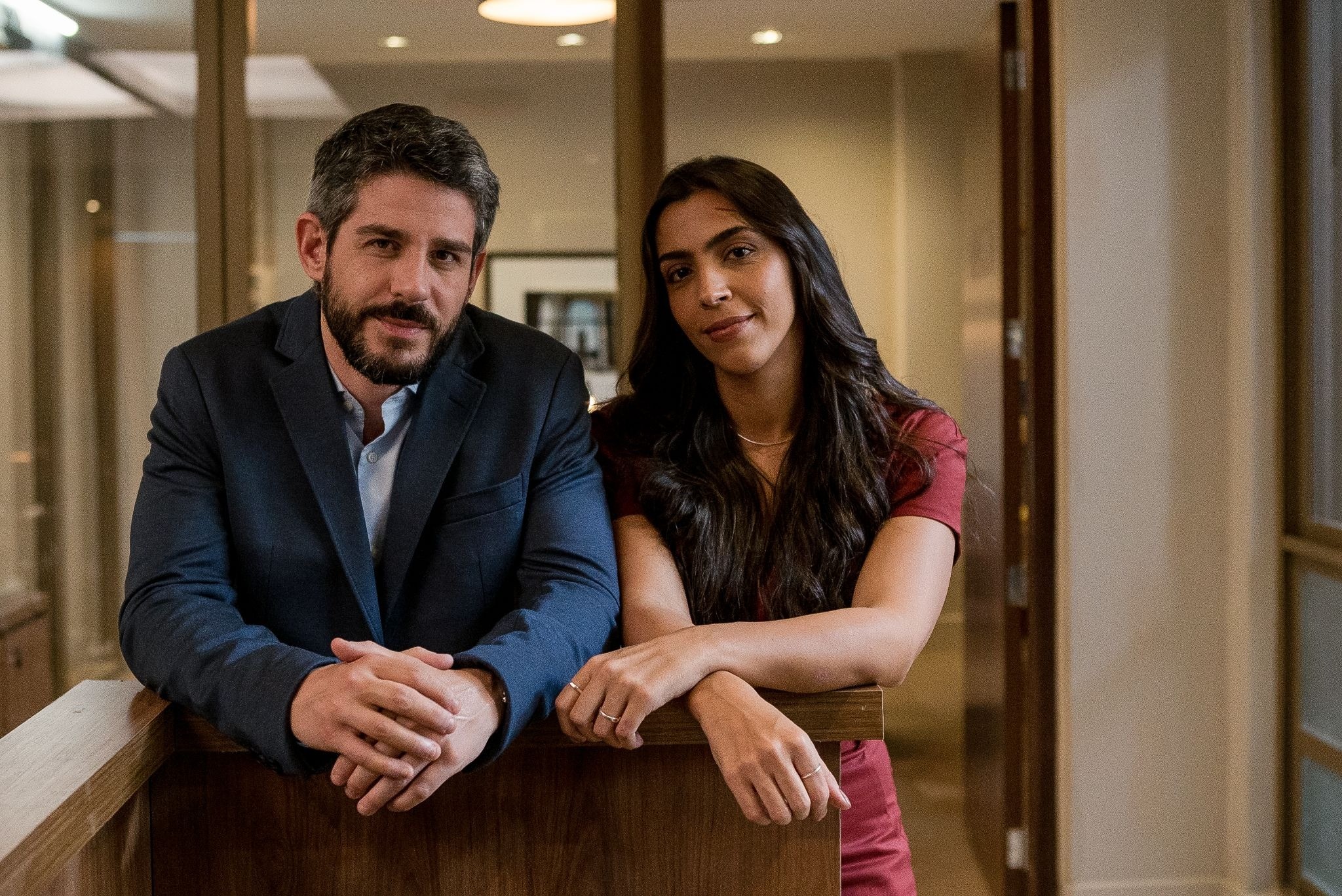 Pedro Neschling e Benedita Casé levam vivências com surdez à TV
