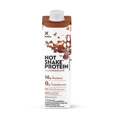 Caixa de Not Shake Protein sabor chocolate, com tampa branca e topo marrom. A embalagem branca exibe respingos de chocolate e informações nutricionais: 16g de proteínas, 0g de carboidratos, sem açúcar adicionado, zero lactose, nova receita, 250ml, alimento à base de proteínas vegetais