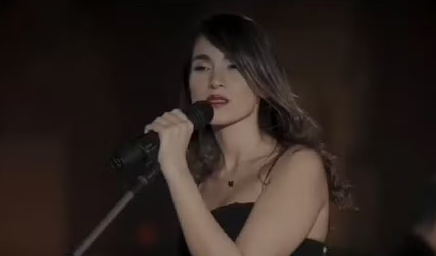 Quem é Parastoo Ahmadi, cantora condenada a 74 chibatadas por não usar hijab
