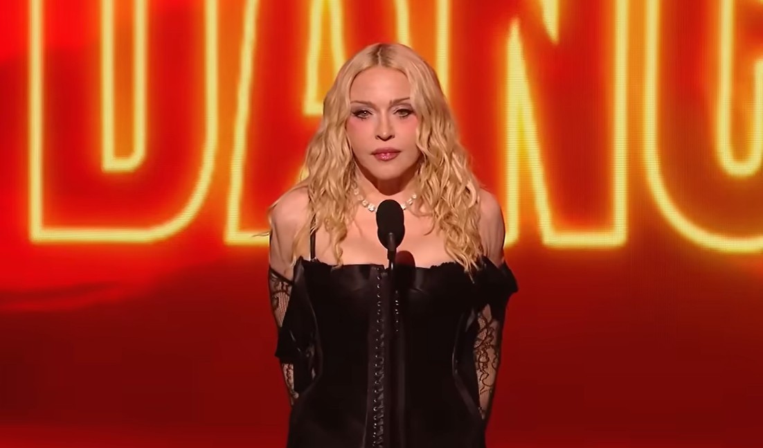 Madonna protagoniza momento inusitado ao receber prêmio no VMA 2026