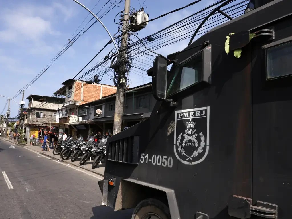Rio tem manhã de tensão com operações policiais, sequestro de ônibus e cinco baleados