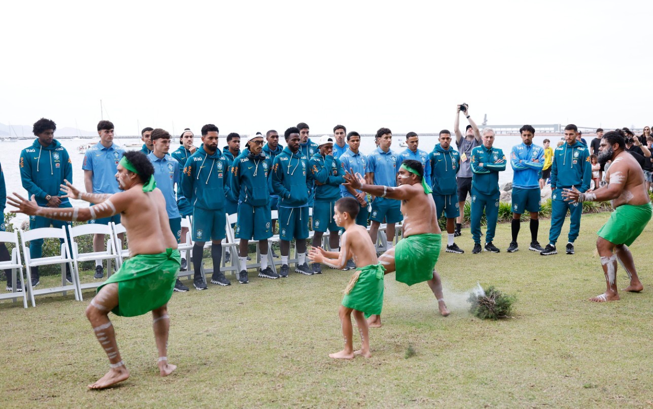 VÍDEO: Jogadores da seleção brasileira riem de recepção cultural com nativos da Austrália