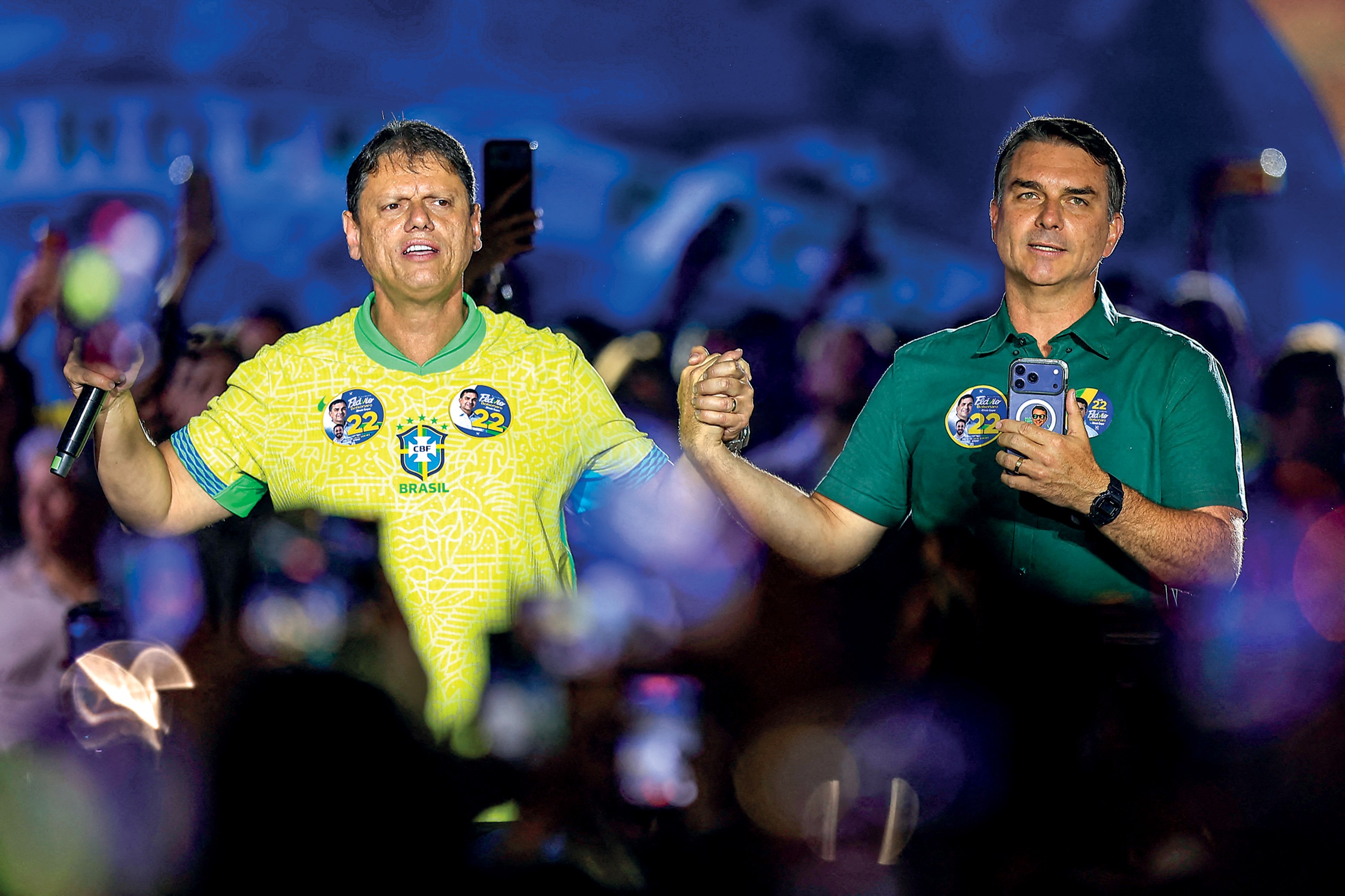 Brazil's right-wing senator and presidential candidate for the Liberal Party (PL) Flavio Bolsonaro (R) and Sau Paulo state governor Tarcisio de Freitas attend a campaign rally in Guarulhos, Sao Paulo State, Brazil, on October 21, 2026, ahead of the presidential election runoff. Credito: Miguel SCHINCARIOL/AFP