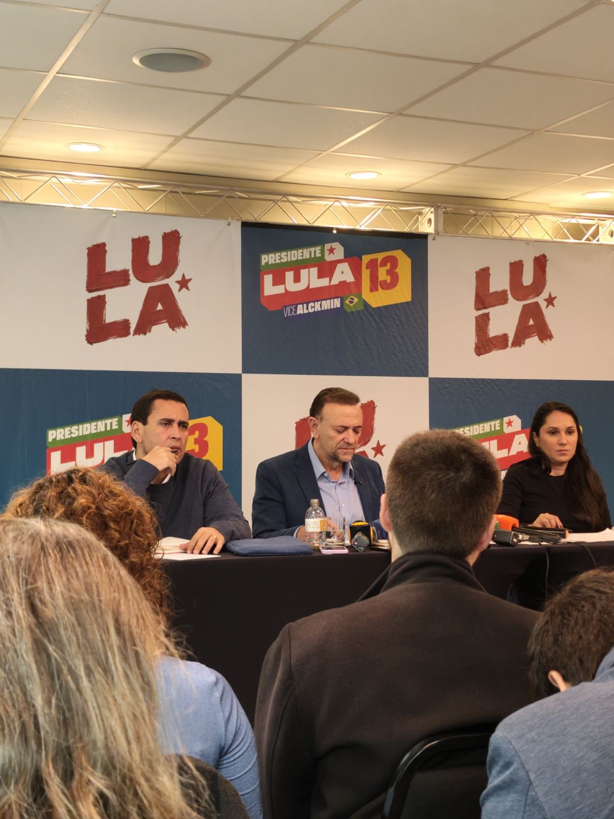 Ligação de Lula interrompe coletiva de Edinho após EUA fecharem consulados