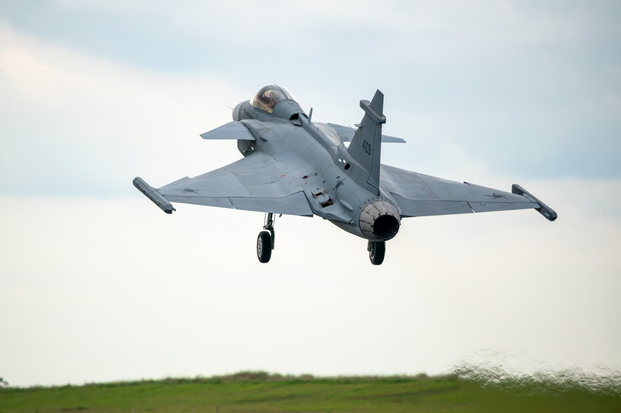 Primeiro caça Gripen E produzido no Brasil realiza voo inaugural em São Paulo