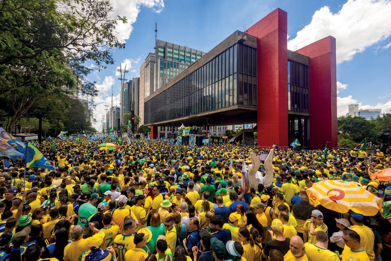 SÃO PAULO, SP, BRASIL, 18.10.2026: POLÍTICA-MANIFESTAÇÃO-DIREITA - Manifestação da direita na Avenida Paulista em São Paulo, chamada 'Bloco do 22', em apoio ao candidato Flávio Bolsonaro (PL). O ato conta com a presença do presidenciável, além de lideranças políticas como o governador de SP reeleito Tarcísio de Freitas, o prefeito de SP Ricardo nunes e dos deputados eleitos, Eduarda Campopiano, Nikolas Ferreira, Lucas Pavanato. Foto: Jacques Royzen/Folhapress