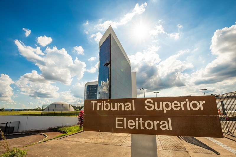 TSE rebate alegações de fraude por interrupção na divulgação do resultado do primeiro turno