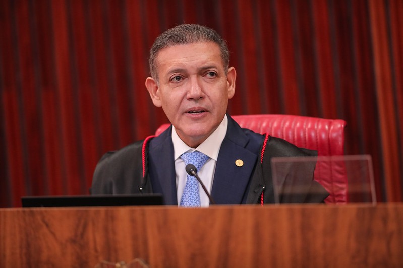 Nunes Marques reconsidera decisão e autoriza telões em comícios de Lula