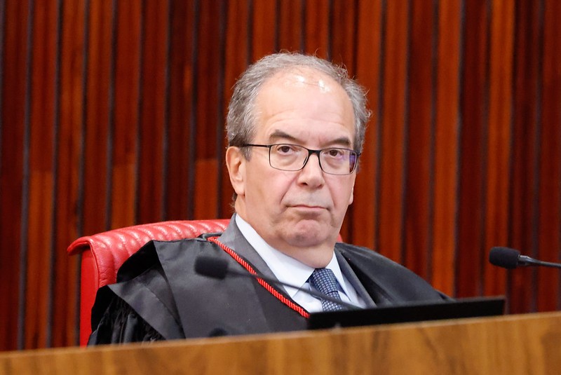 Ministro do TSE nega pedido para impedir atos de artistas apoiadores de Lula