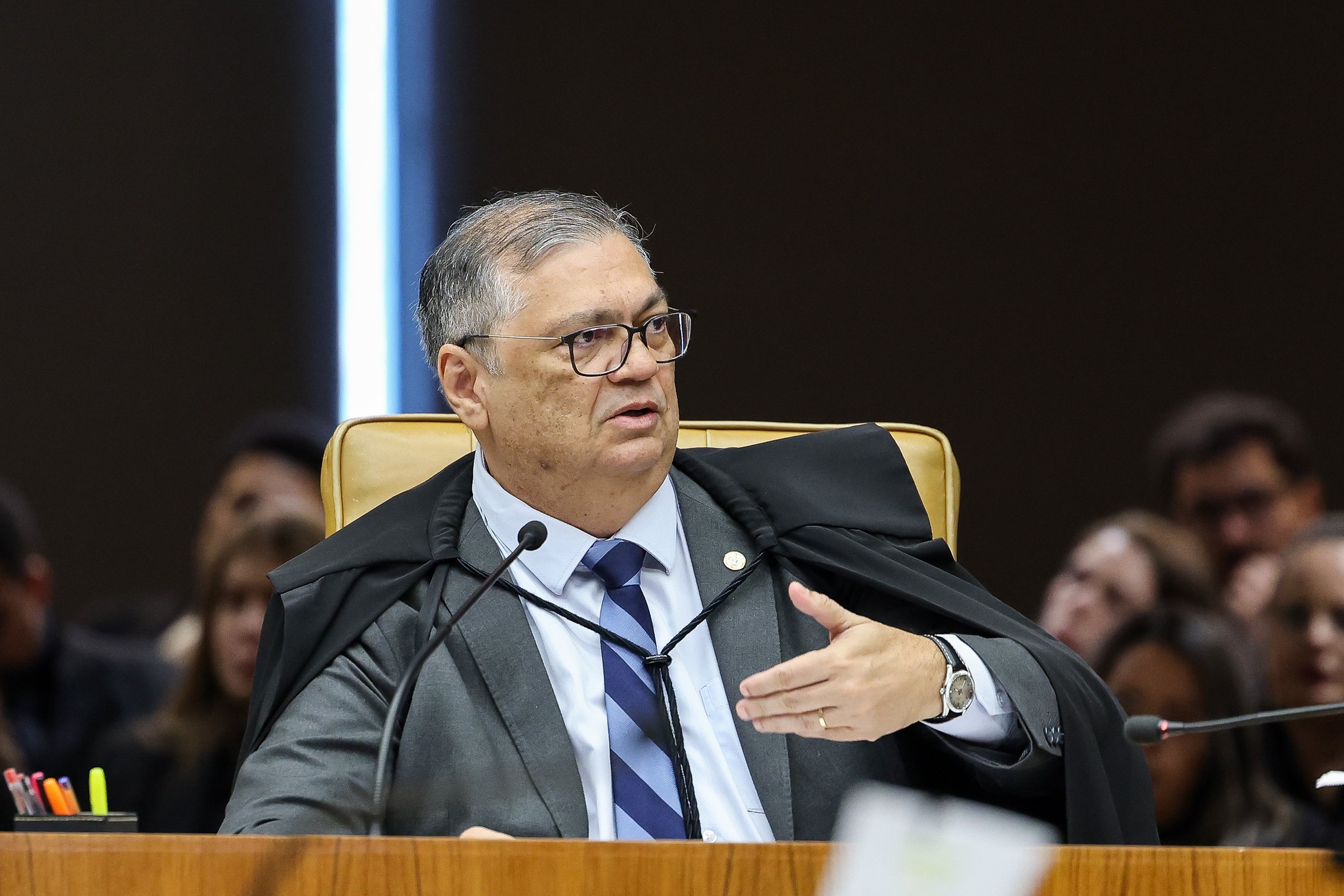 Dino abre inquérito para apurar suspeita de interferência estrangeira na eleição