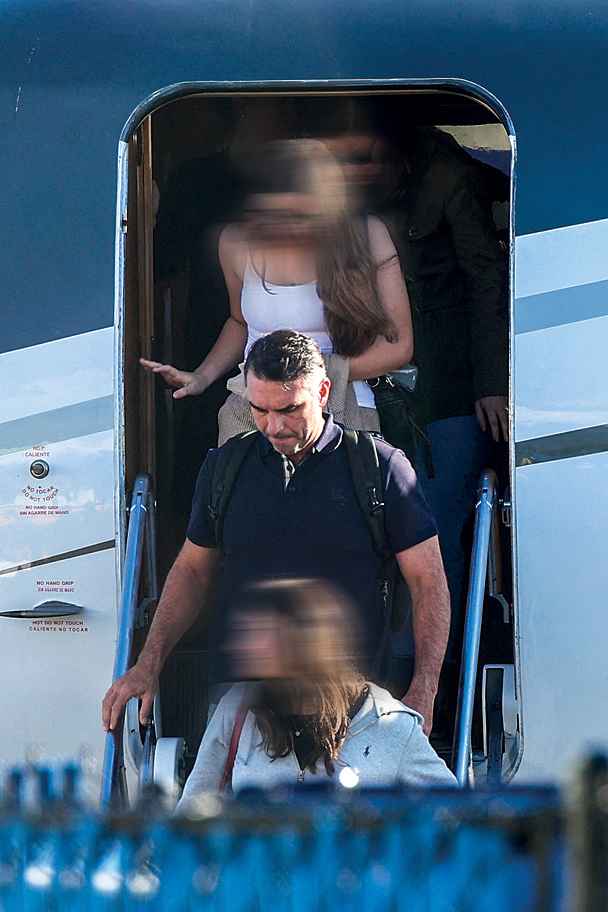 Flavio Bolsonaro steps off a plane after arriving at Opa Locka Executive Airport in Miami, Florida on October 28, 2026. Brazil's defeated right-wing presidential candidate Flavio Bolsonaro stepped out of a private plane in Florida today, AFP witnessed, despite a court order banning him from leaving his country. His plane touched down at Opa-Locka Executive Airport outside Miami after flying from Argentina with a stopover in Ecuador, as speculation had swirled for days over his whereabouts. Credito: Ricardo Arduengo/AFP