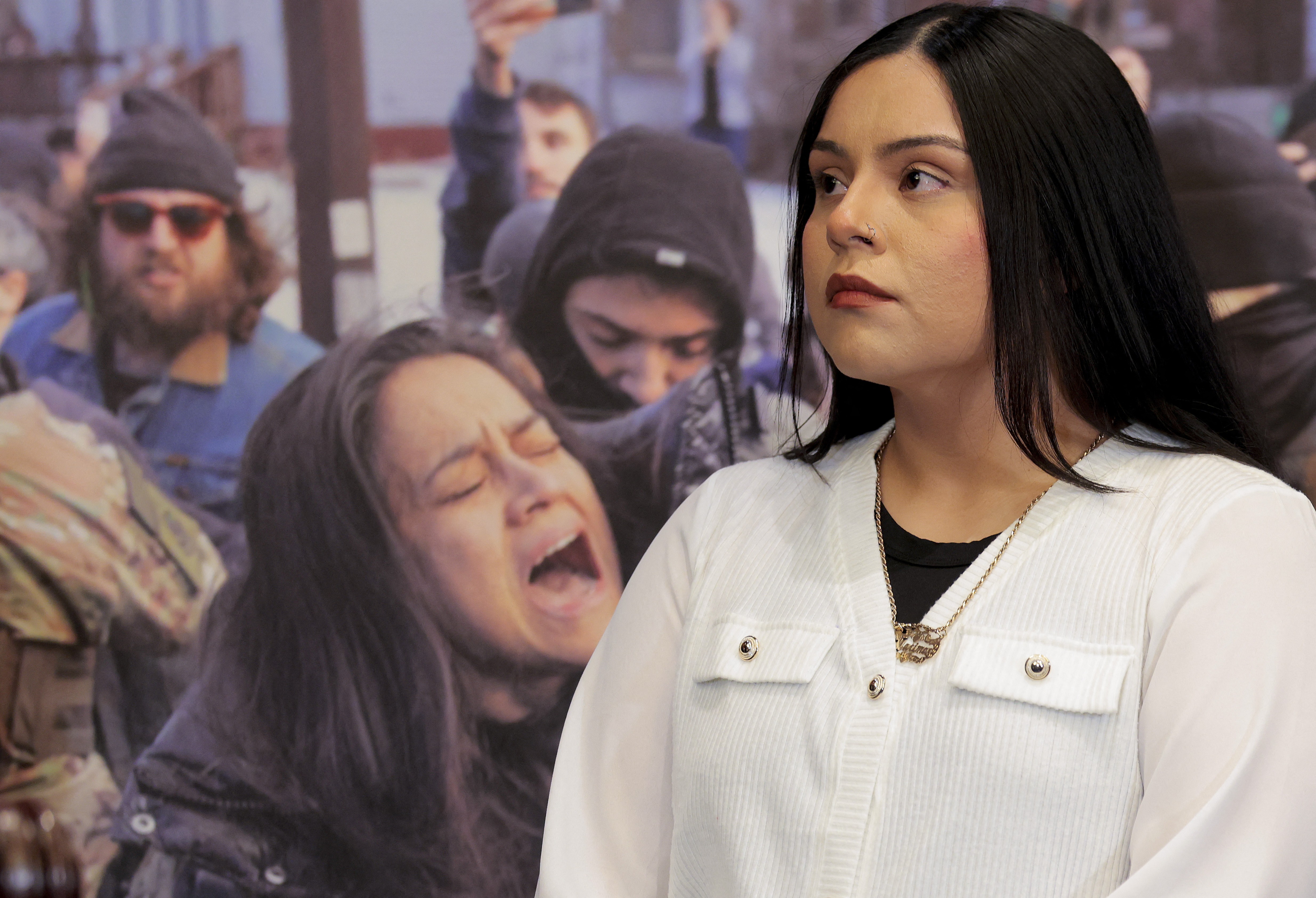 Americana alega ter sido baleada pelas costas por agente de imigração em Chicago; entenda