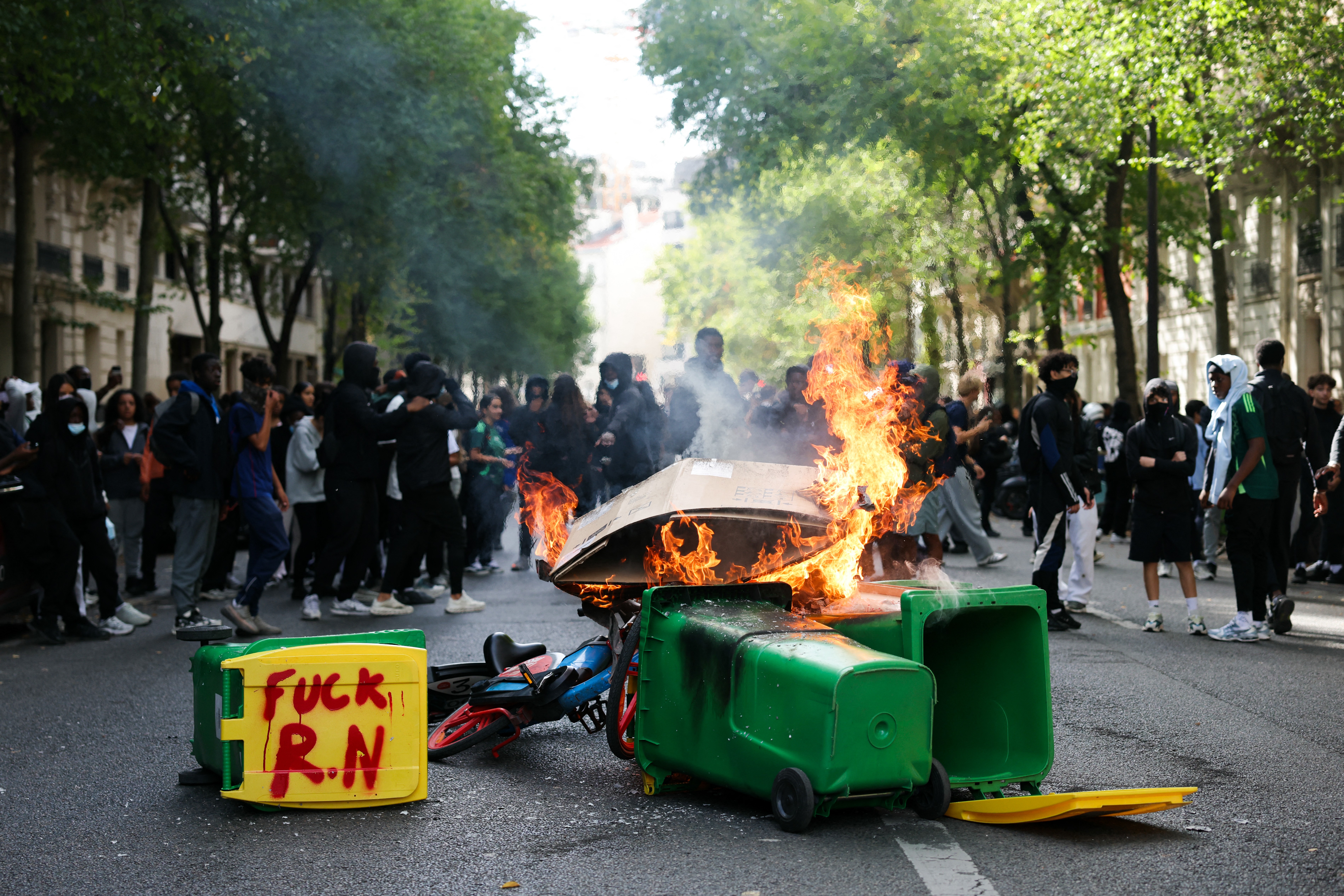 Protestos estudantis fecham mais de 560 escolas e provocam confrontos com a polícia na França