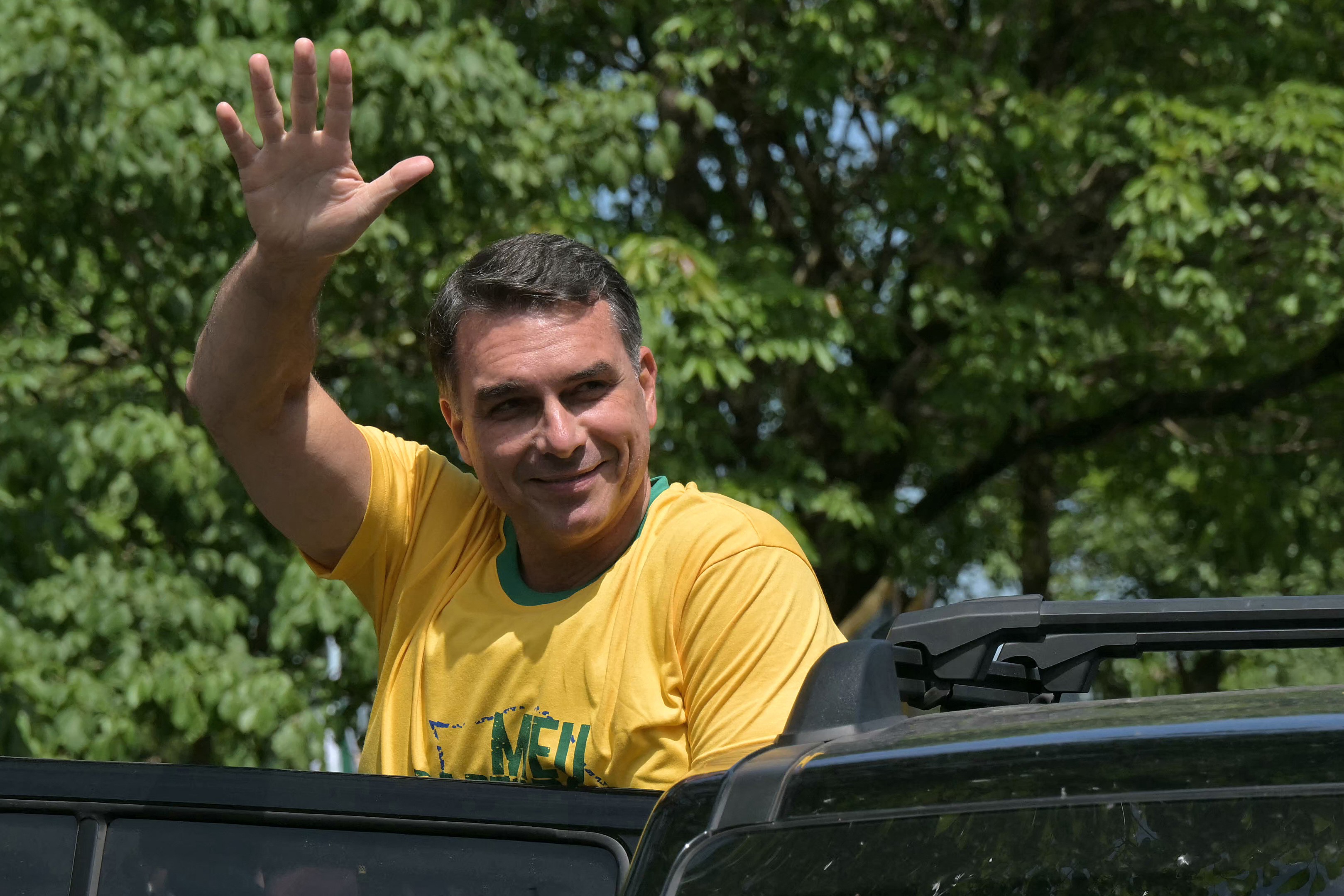 Flávio Bolsonaro fala em ‘Libertar o Brasil’ em motociata no interior de SP