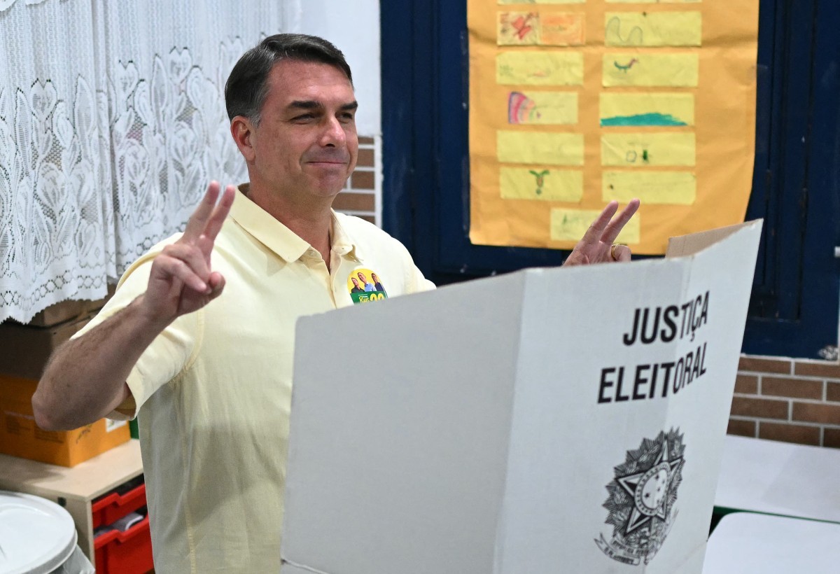 Flávio Bolsonaro vota no Rio e pede fim da ‘era do atraso’