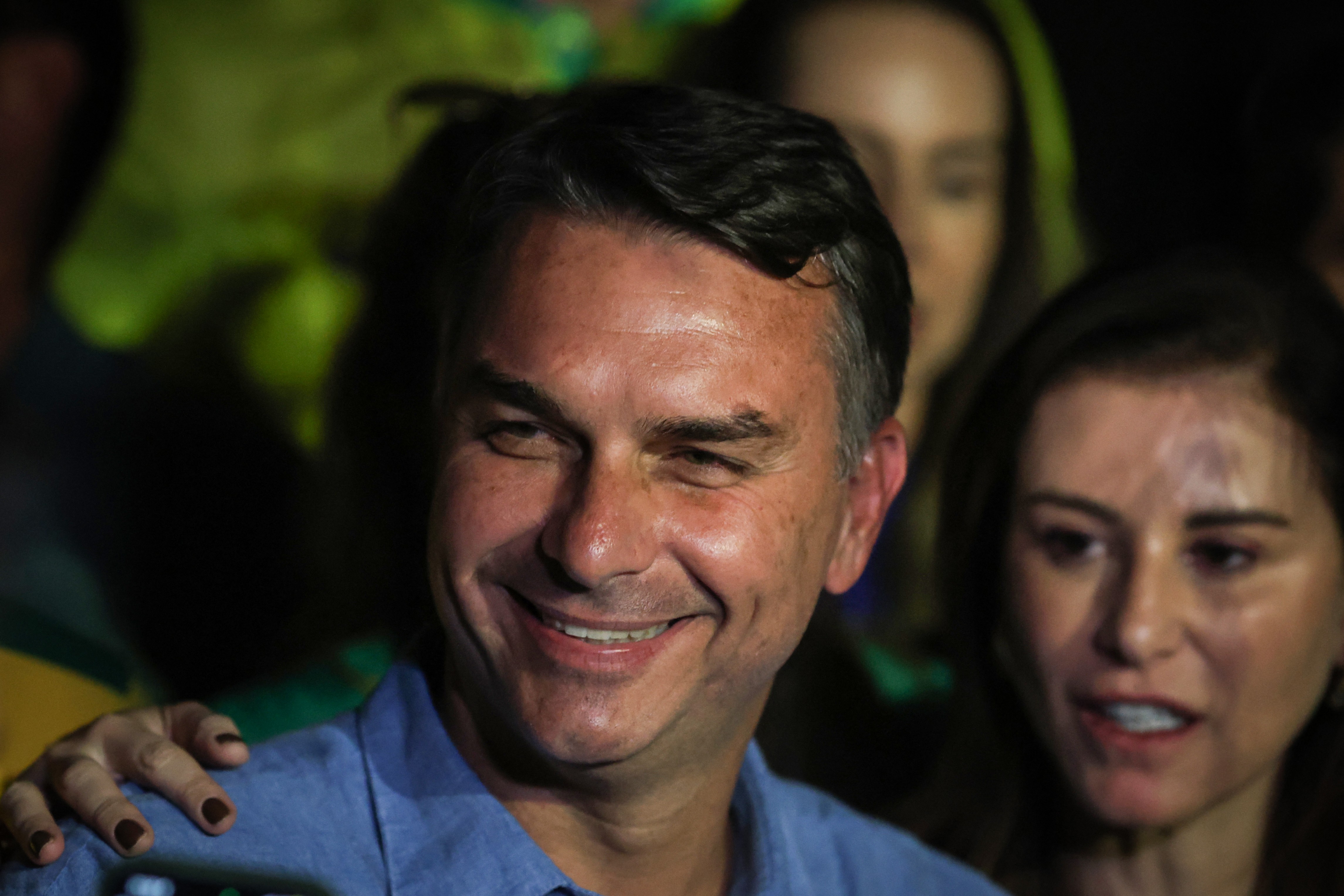 Flávio Bolsonaro declara o fim da era do PT após o 1º turno