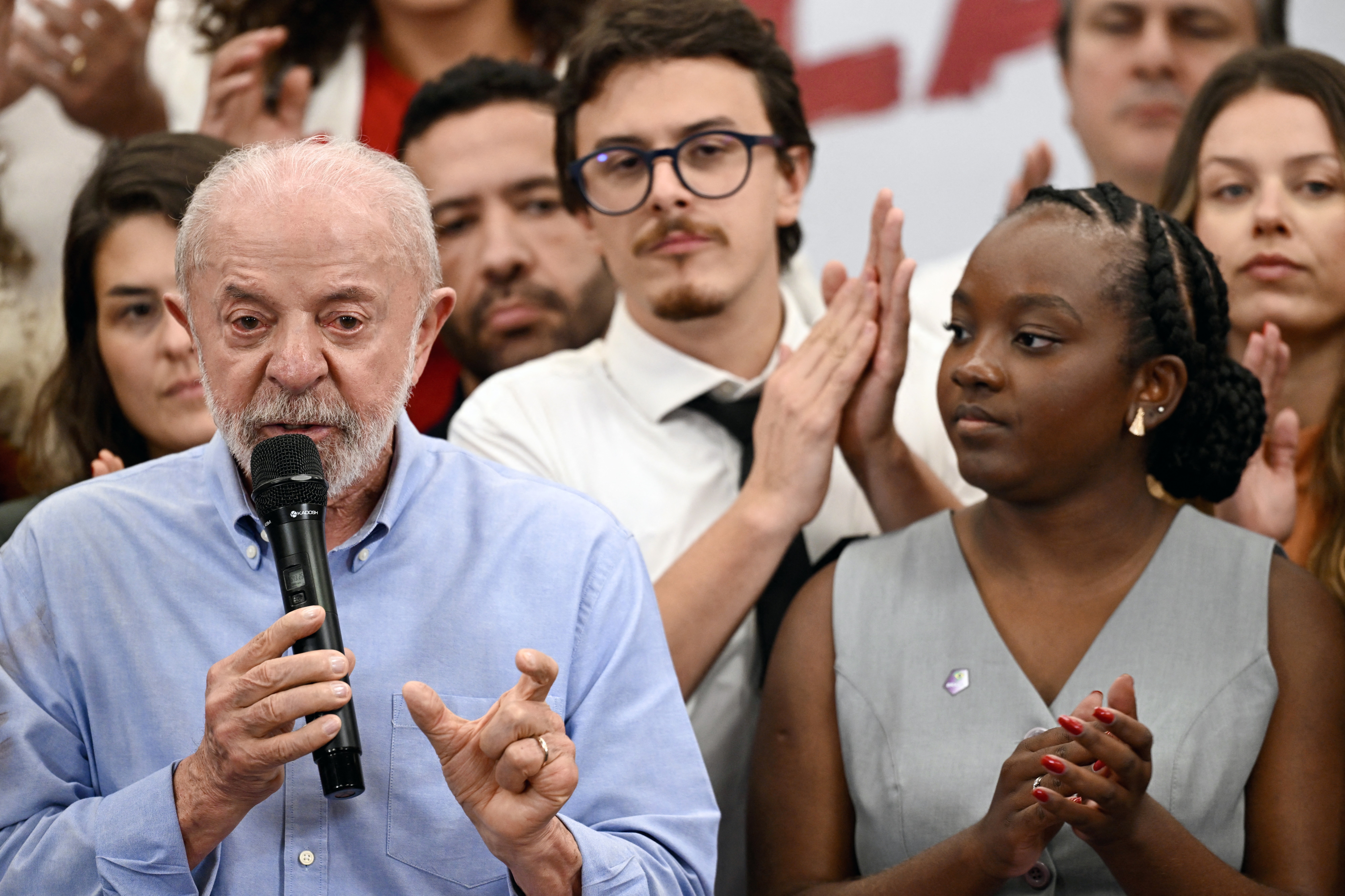 Ana Elisa ao lado de Lula em reunião com jovens da esquerda