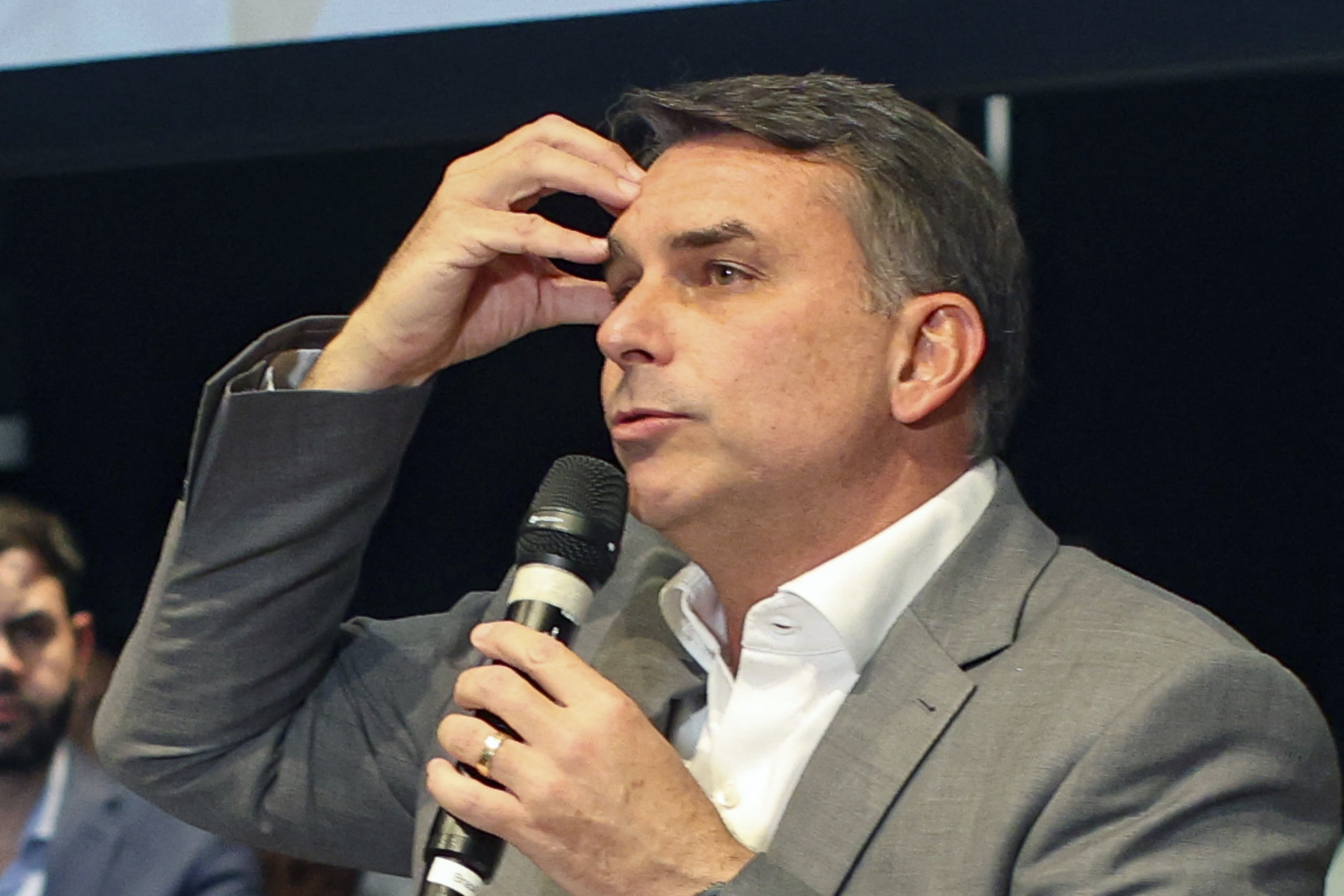 Podemos anuncia apoio a Flávio Bolsonaro no segundo turno contra Lula