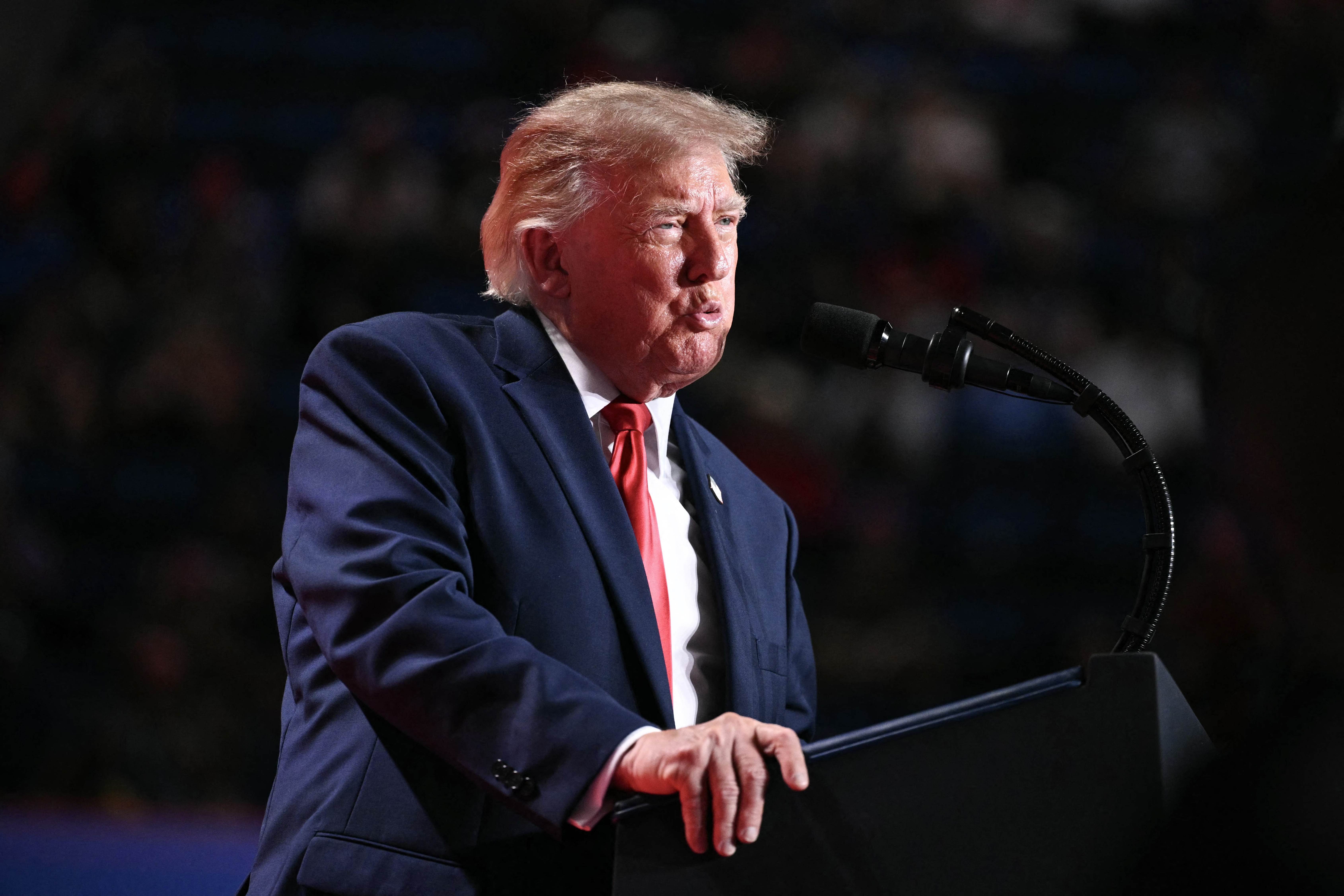 Vídeo: Trump é interrompido por manifestantes doze vezes em comício no Texas