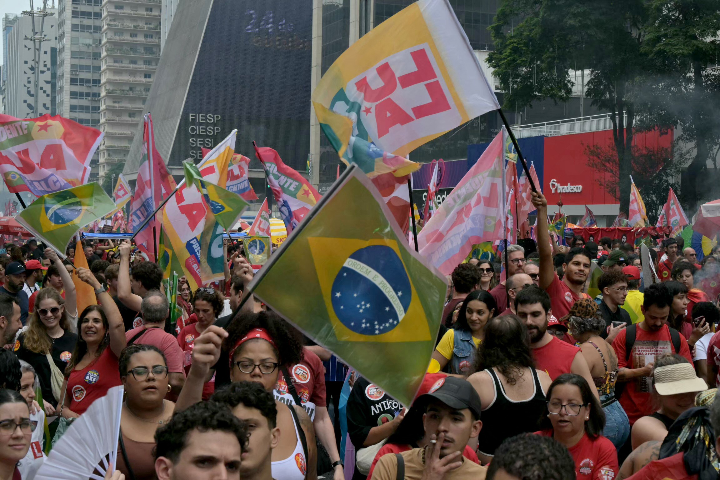 Lula toma a Avenida Paulista em último ato de campanha e celebra mobilização no 2º turno