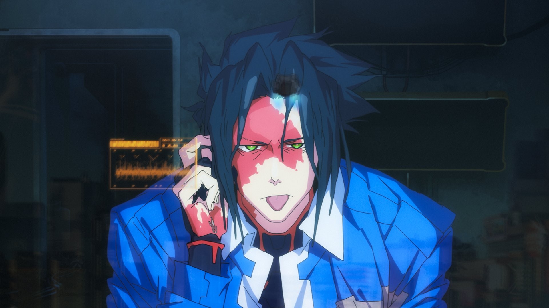 Personagem de anime com cabelo azul escuro e olhos verdes, vestindo terno azul e gravata preta. Ele tem manchas vermelhas no rosto, a língua para fora e segura um objeto branco com a mão direita, que está manchada de vermelho. Ao fundo, uma tela digital com gráficos amarelos.