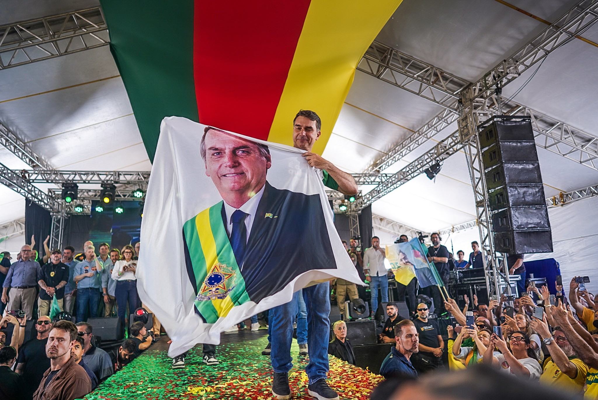 Com paradeiro desconhecido, Flávio Bolsonaro possui passaporte italiano desde 2023