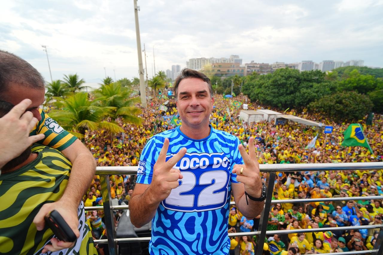 Flávio Bolsonaro em manifestação no Rio de Janeiro