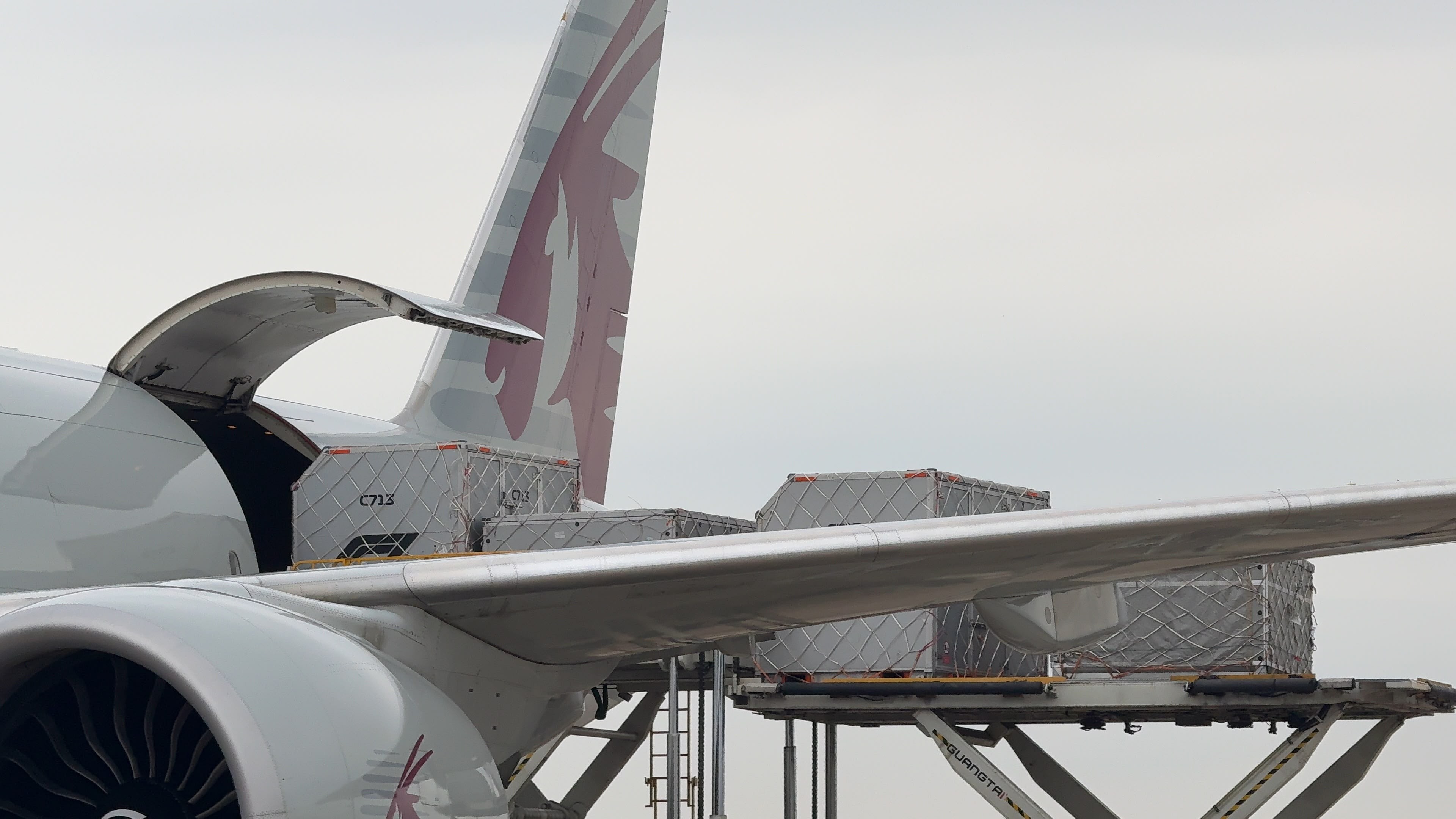 Avião cargueiro traz primeiros equipamentos da F1 para Brasil; conheça a aeronave